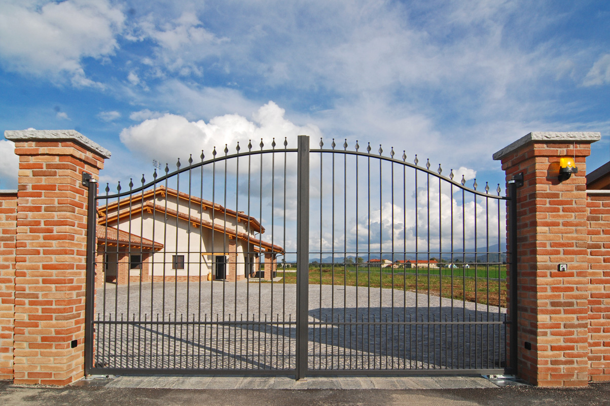 cancello motorizzato in ferro battuto